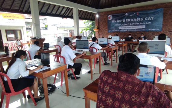 Ilustrasi: Ujian Negara Amatir Radio (UNAR) berbasis CAT yang diselenggarakan Balai Monitor Spektrum Frekuensi Radio Kelas I Denpasar. (30/11/2021)