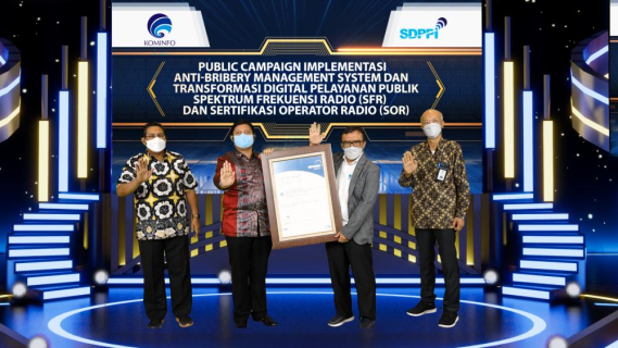 Ilustrasi: Sertifikat diserahkan oleh TUV NORD Indonesia,  Selasa (30/1/2021), dalam acara Public Campaign Implementasi Anti-Bribery Management System dan Transformasi Digital Pelayanan Publik Spektrum Frekuensi Radio (SFR) dan Sertifikasi Operator Radio (SOR). Penyerahan sertifikat dilakukan oleh Direktur TUV NORD Indonesia Bayu Wicaksana kepada Direktur Operasi Sumber Daya Dwi Handoko, disaksikan oleh Irjen Kemkominfo Doddy Setiadi dan Dirjen SDPPI Ismail.