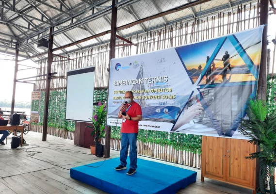 Ilustrasi: Kepala Balai Monitor Spektrum Frekuensi Radio (SFR) Kelas II Pontianak Boby Satriyo Sulaiman,  saat memberikan sambutan Sosialisasi dan Bimbingan Teknis Sertifikasi Kecakapan Operator Radio (SKOR) Short Range Certificate (SRC) Non Konvensi Safety of Life at Sea (SOLAS)  di Pelabuhan Perikanan Nusantara (PPN) Pemangkat, Kalimantan Barat.