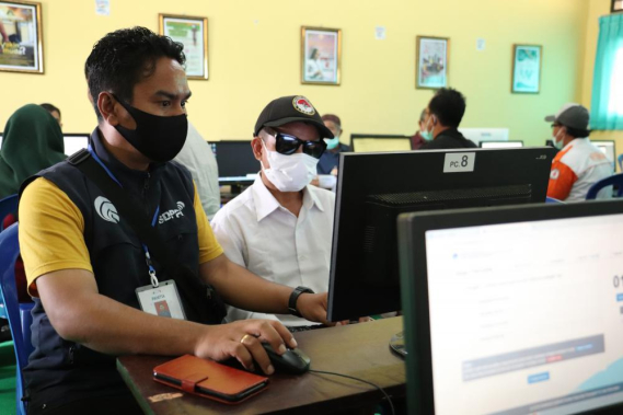 Ilustrasi: Syamsuddin (43), seorang peserta  tuna netra mengikuti Ujian Nasional Amatir Radio (UNAR) yang diselenggarakan  Balai Monitor Spektrum Frekuensi Radio Kelas II Mataram  di SMK Negeri 2 Kuripan Kabupaten Lombok Barat,  Minggu (19/6/2022).