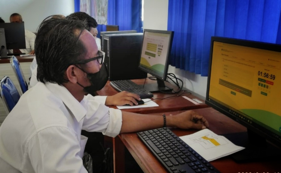 Ilustrasi: Tampak salah satu peserta sedang menegerjakan soal UNAR. Sebanyak 64 peserta mengikuti ujian UNAR yang diselenggarakan oleh Balai Monitor Spektrum Frekuensi Radio Kelas I Denpasar di Buleleng , Rabu (22/6/2022).