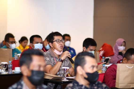 Ilustrasi: Seorang peserta  mengajukan pertanyaan  pada sosialisasi untuk berbagi informasi tentang aturan dalam memanfaatkan frekuensi radio.yang diselenggarakan oleh Balmon Pontianak, Kamis (23/06/2022).