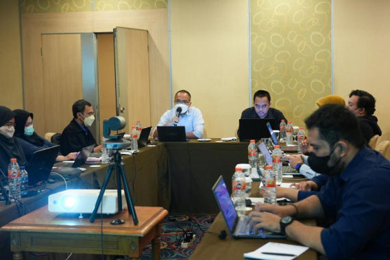 Ilustrasi: Wakil Ketua Tim Public Service dan Spectrum Outlook (PSSO) bidang notifikasi Direktorat Penataan Sumber Daya, Yudhistira Prayoga (berbaju hitam) memimpin pertemuan ke-9 Special Task Force (Satuan Tugas  Khusus) Penyiaran dan Layanan Bergerak di Perbatasan  Republik Indonesia dan Malaysia yang berlangsung pada 3 dan 4 Agustus 2022.