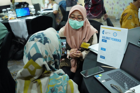 Ilustrasi: Peserta sedang merekam praktek presentasi yang telah diperoleh selama pelatihan Powerpoint Mastery dan Data Storytelling, Jum'at (26/08/2022)