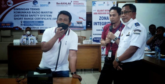 Ilustrasi: Peserta Bimbingan teknis melakukan simulasi komunikasi pada kegiatan  Bimbingan teknis Distress Safety System Short Range Sertificate. Selasa (30/08/2022)