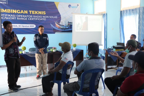 Ilustrasi: Kepala Balmon Mataram Kasno mengajak nelayan peserta bimtek untuk praktik tata cara berkomunikasi di laut, Selasa (30/08/2022).