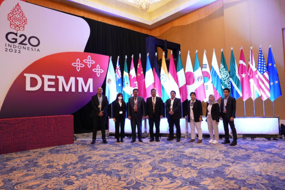 Ilustrasi: Plt. Sesditjen SDPPI Sabirin Mochtar (no 4 dari kiri) beserta Kepala Balai Monitor Kelas I Denpasar Zainullah, Ketua Tim Umum dan Rumah Tangga Dimas Yanuarsyah, Ketua Pelaksana Manajemen Pengawasan Spektrum Frekuensi Radio dan Perangkat Telekomunikasi pada Event Khusus dan Antar Negara Renny Kusumaningtyas, serta pejabat dan staf terkait berpose bersama dalam kegiatan DEMM di Nusa Dua, Bali, Kamis (01/09/2022).