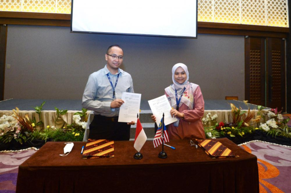 Ilustrasi: Ketua Tim Penataan Alokasi Spektrum Frekuensi Radio untuk Dinas Penyiaran Benny Elian, dan Head of Department, Fixed and Broadcasting Service MCMC Yushida Mohd Yunus , usai penandatanganan Report dari Sub-Committee on Broascasting Service.