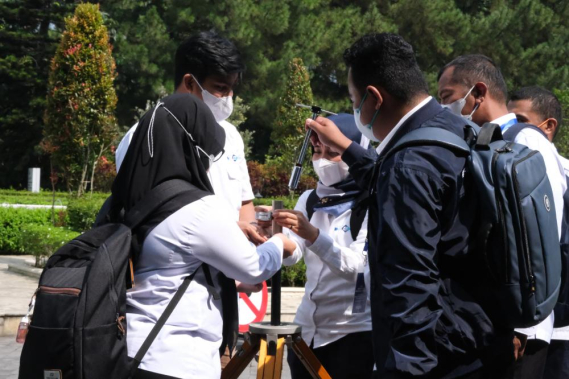 Ilustrasi: Peserta Pelatihan TV Digital sedang melakukan praktik pengukuran di salah satu site di Sukabumi, Senin (19/09/2022).