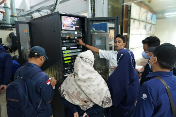 Ilustrasi: Instruktur dari TVRI Joglo sedang menjelaskan pengukuran hasil ukur  dari pusat pemancar TV Digital kepada peserta diklat teknologi TV Digital, Rabu (21/09/2022).