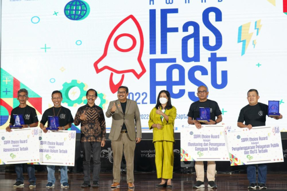 Ilustrasi: Dirjen SDPPI, Ismail (keempat dari kiri ) foto bersama dengan para pemenag SDPPI Choice Award pada Ifas Fest 2022. Kamis (13/10/2022)