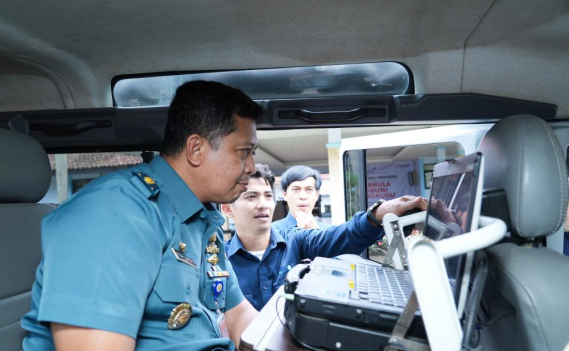 Ilustrasi: Sekretaris Dinas Komunkasi dan Elektronika Angkatan Laut (Sesdiskomlekal) Kolonel M Nazif memantau monitoring frekeunsi radio melalui mobil monitoring frekuensi saat berkunjung ke Balai Monitoring Kelas I Tangerang