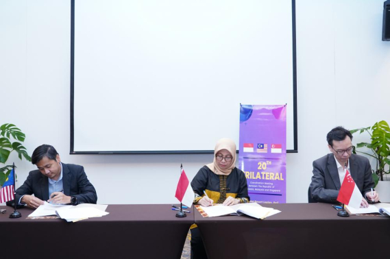 Ilustrasi: Para Ketua Delegasi tiga negara menandatangani kesepakatan persetujuan penting terkait registrasi frekuensi trilateral, penggunaan VHF untuk komunikasi maritim, dan kompilasi persetujuan di pertemuan The 20th Trilateral Coordination meeting between The Republic of Indonesia, Malaysia, and Singapore, (09/11/2022).