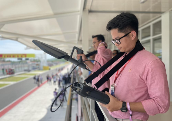 Ilustrasi: Seorang Pengendali Frekuensi Radio sedang melakukan monitoring frekuensi radio di arena balap WSBK, Senin (13/11/2022).