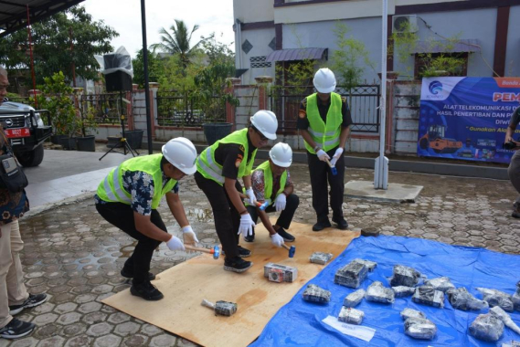 Ilustrasi: Kepala Balai Monitor Spektrum Frekuensi Radio (SFR) Kelas II Banda Aceh Luthfi mengawali pemusnahan 72 perangkat radio telekomunikasi ilegal hasil penertiban dan penanganan gangguan frekuensi radio, Kamis (24/11/2022).