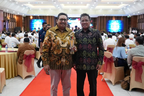 Ilustrasi: Dirjen SDPPI Ismail dan Sesditjen SDPPI Sabirin Mochtar memegang piala penghargaan dari Bareskrim Mabes Polri atas peran aktif dalam melaksanakan penegakan hukum, Kamis (24/11/2022).