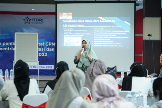 Ilustrasi: Ketua Tim Kerja Manajemen SDM, Organisasi, dan Reformasi Birokrasi Siti Chadidjah menyampaikan paparan penguatan karakter dengan core values ASN Ber-AKHLAK , Senin (05/11/2022).