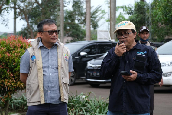 Ilustrasi: Direktur Operasi Sumber Daya, Dwi Handoko dn Budi Tjahyono staf Direktorat Operasi Sumber Daya sedang melakukan simulasi dukungan  kebencanaan melalui komunikasi radio, Kamis (8/12/2022).