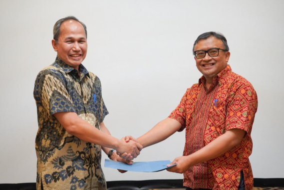 Ilustrasi: Direktur Standardisasi PPI Mulyadi menyerahkan akun Application Programming Interface (API) IMEI kepada Direktur Operasi Sumber Daya Dwi Handoko, Jum'at (09/12/2022)