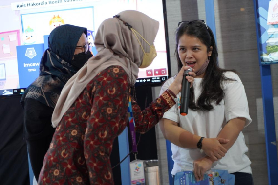 Ilustrasi: Salah satu pengunjung booth Kominfo menjawab pertanyaan dalam sesi kuis di Pameran Hari Anti Korupsi Sedunia, Sabtu (10/12/2022).