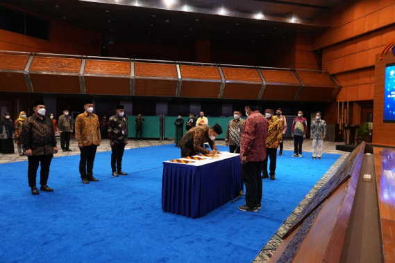 Ilustrasi: Salah seorang pejabat yang dilantik menandatangani Berita Acara Pelantikan disaksikan Dirjen SDPPI serta Kepala Biro Kepegawaian dan Organisasi Iman Suwandi dan Direktur Pengendalian SDPPI sekaligus Plt. Sesditjen SDPPI Sabirin Mochtar, Selasa (20/12/2022).