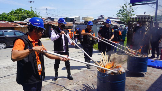 Ilustrasi: Kepala Loka Monitor Spektrum Frekuensi Radio (SFR) Mamuju M. Takdir memimpin  kegiatan pemusnahan alat perangkat telekomunikasi (APT) ilegal,  Senin (19/12/2022)