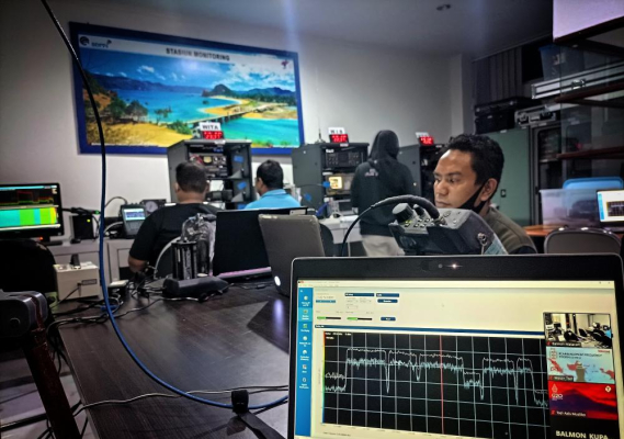 Ilustrasi: Petugas dari Balmon Kelas II Mataram melaksanakan kegiatan Frequency Clearance melaksanakan kegiatan Frequency Clearance.  Senin (19/12/2022)