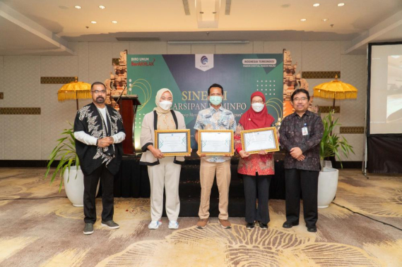 Ilustrasi: Karo Umum Sensilaus Dore (paling kiri) dan Direktur Kearsipan Pusat ANRI M. Imam Mulyantono (paling kanan) mengapit peringkat I, II dan III selaku Unit Pengolah terbaik di lingkungan Kemkominfo pada acara Sinergi Pengelola Kearsipan Dinamis Menuju Transformasi Digital, Senin (19/12/2022).