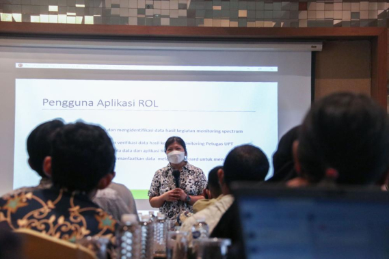 Ilustrasi: ujar Ketua Tim Pengawasan Spektrum Frekuensi Radio dan Perangkat Telekomunikasi pada Event Khusus dan Antar Negara Renny Kusumaningtyas membuka Kegiatan Sosialisasi Pengembangan Aplikasi New Report Online (New ROL) diselenggarakan mulai 1 s.d 3 Pebruari 2023 yang bertempat di Hotel Grand Zuri Tangerang Selatan.  (03/02/23).
