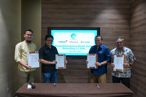 Ilustrasi: Direktur Penataan Denny Setiawan berpose bersama perwakilan operator seluler Indosat, XL dan Telkomsel, pada penutupan refarming yang ditandai dengan penandatanganan Berita Acara, Rabu (08/02/2023).