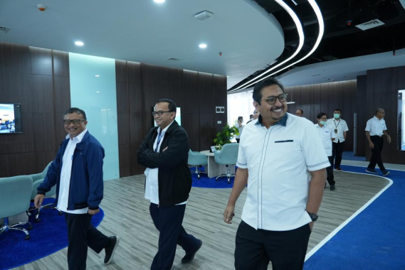 Ilustrasi: Dirjen SDPPI Ismail didampingi Direktur Penataan Sumber Daya Denny Setiawan dan Direktur Operasi Sumber Daya Dwi Handoko berkeliling melihat suasana kantor baru di Menara Danareksa lantai 15, Jakarta pada Senin (13/02/2023).