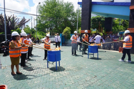 Ilustrasi: Pemusnahan barang hasil penertiban dihadiri oleh Korwas PPNS Polda Nusa Tenggara Timur, Dandenpom Ix/ 1 Kupang, Ketua Orari Daerah NTT, Ketua Rapi Daerah NTT, Lurah Kelurahan Kayu Putih – Kota Kupang II, Para Pemiilik Barang Hasil Penertiban dan  Perwakilan dari Media Massa