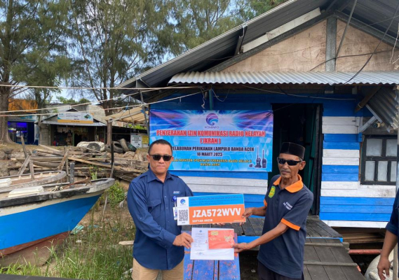 Ilustrasi: Kepala Balmon SFR Kelas II Banda Aceh Luthfi menyerahkan sertifikat IKRAN kepada nelayan yang lulus dalam Bimbingan Teknis Sertifikat Jarak Jangkau Jauh (SJJJ) atau Long Range Certificate (LRC), Sabtu (19/03/2023).