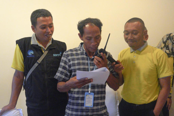 Ilustrasi: Seorang peserta melakukan simulasi komunikasi melalui radio dalam Bimtek bagi Nelayan di Kab. Mamuju, Senin (20/03/2023).