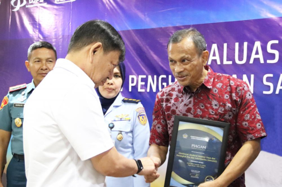 Ilustrasi: Kepala Kanwil Ditjen Perbendaharaan DKI Jakarta Alfiker Siringoringo menyerahkan piagam penghargaan kepada Ketua Tim Kerja Keuangan Ditjen SDPPI Supriyanto dalam kegiatan Evaluasi IKPA Tahun Anggaran (T.A.) 2022, bertempat di Gedung Kantor KPPN Jakarta I Gambir, Kamis (09/03/2023).