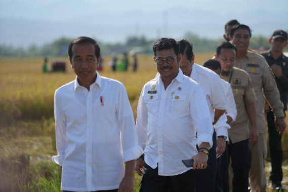 Ilustrasi: Presiden Jokowi meninjau langsung pelaksanaan Panen Raya di Desa Baji Pamai, Kecamatan Maros Baru, Kabupaten Maros, Makassar. Kamis(30/03/2023)