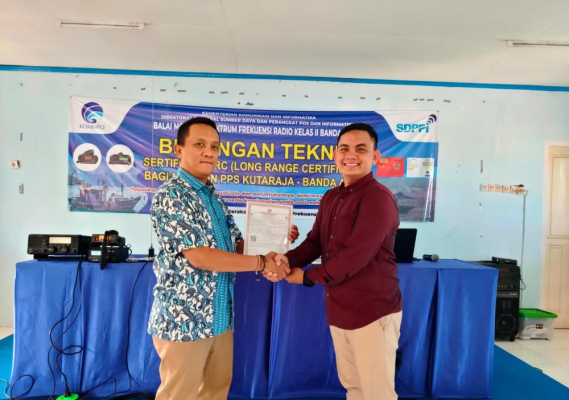 Ilustrasi: Penyerahan ISR dilakukan Kepala Balmon Banda Aceh, Lutfi   kepada pemilik KM. Dua Putra Kita Malaka, Dhiyaul Farhan Muhammad Nur, dari Tapak Tuan, Kabupaten Aceh Selatan, Jumat (14/04/2023).