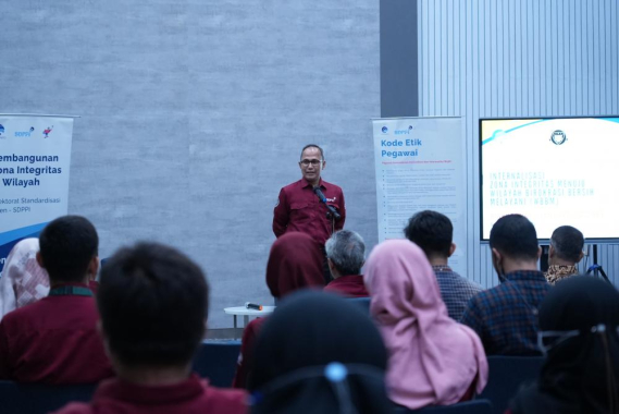 Ilustrasi: Direktur Standardisasi Perangkat Pos dan Informatika Mulyadi memberi arahan terkait progres pembangunan ZI menuju WBBK di internal Direktoratnya, Depok (11/05/2023).