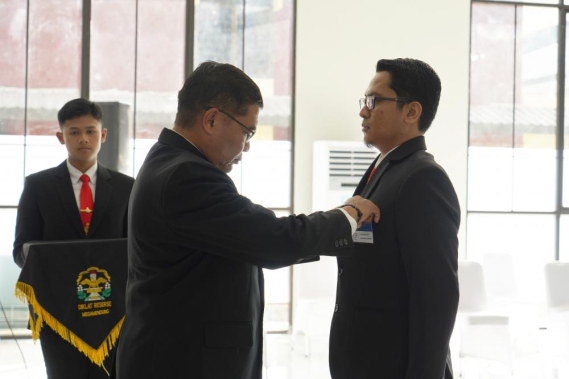 Ilustrasi: Brigjen Pol Agus Santoso, SIK, M.Si selaku Kadiklat Reserse Lemdiklat Polri menyematkan tanda peserta kepada Adi Widayadi dari Loka Monitor Mamuju, Senin (05/06/2023).