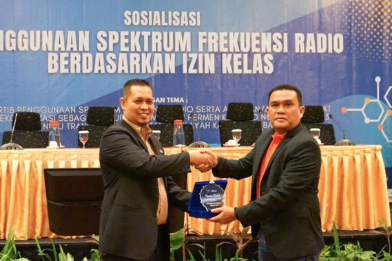 Ilustrasi: Ka. Balmon SFR kelas II Pontianak Indra Sofany (kanan) menyampaikan cenderamata kepada Plt. Kadis Kominfo Prov. Kalimantan Barat, Zamroni yang mewakili Wagub Kalbar dalam kegiatan Sosialisasi Penggunaan SFR Berdasarkan Izin Kelas, Selasa (06/06/2023).