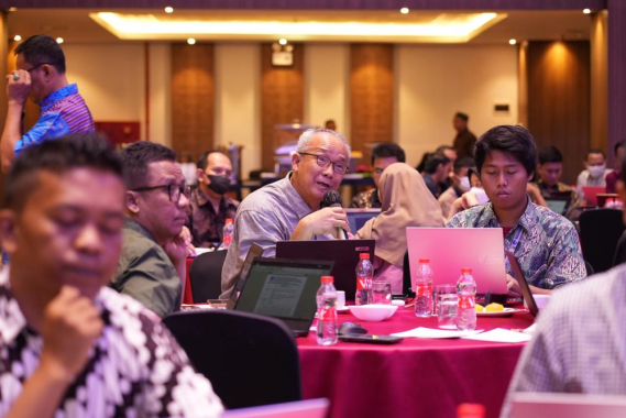 Ilustrasi: Salah satu peserta dari Balmon Jakarta mengajukan pertanyaan dalam sesi tanya jawab dengan narasumber pada Bimtek Pengadaan Barang Jasa, Jum'at (09/06/2023)
