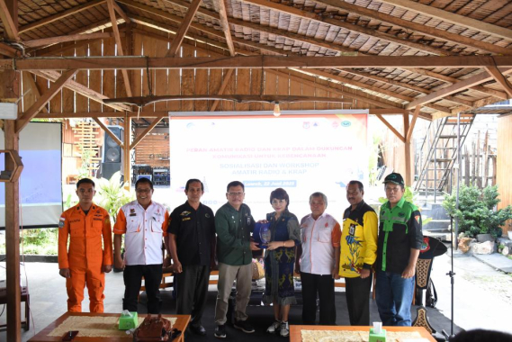 Ilustrasi: Kepala Balai Monitor Kelas II Palu Hermanto (tengah) memberikan pelakan kepada Asisten II Administrasi Perekonomian dan Pembangunan Sekretariat Daerah Banggai Ferlyn Monggesang pada kegiatan Sosialisasi dan Workshop Amatir Radio dan KRAP. Kamis (22/06/2023)