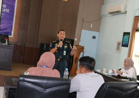 Ilustrasi: Salah satu narsum dalam kegiatan sosialisasi dan bimtek SOR yang dilaksanakan Balmon Surabaya, Kamis (06/07/2023) di Pelabuhan Perikanan Pantai (PPP) Mayangan, Probolinggo.