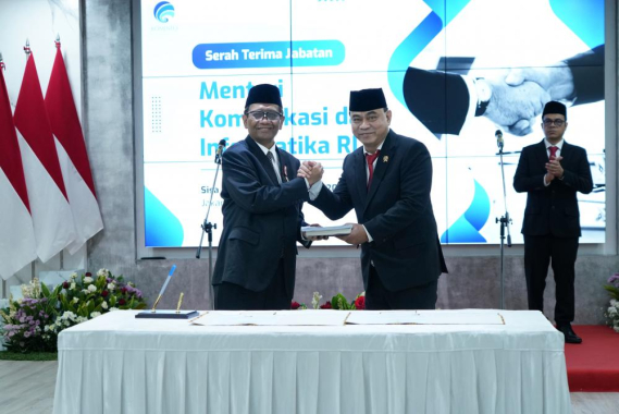 Ilustrasi: Menteri Polhukam Mahfud MD menyerahkan memori Sertijab kepada Menteri Kominfo yang baru  Budi Arie Setiadi pada Senin (17/07/2023).