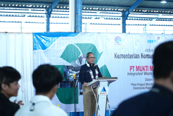 Ilustrasi: Direktur Standardisasi Perangkat Pos dan Informatika Mulyadi memberi sambutan dalam kunjungan ke salah satu industri pengolahan limbah elektronik di Purwakarta, Jumat (21/07/2023).