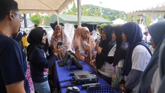 Ilustrasi: Pegawai Loka Monitor Mamuju sedang menjelaskan fungsi peralatan monitoring spektrum frekuensi radio kepada para pelajar yang mengunjungi kegiatan Sosialisasi (.