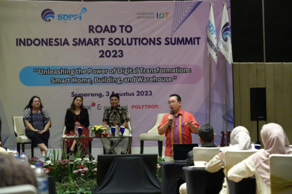 Ilustrasi: Para Narasumber dan Moderator dalam kegiatan Indonesia Smart Solutions Summit 2023 untuk kembangkan industri IoT pada smart home, bulding, dan warehouse, Kamis (3/08/2023).