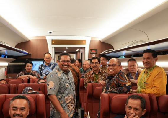 Ilustrasi: Dirjen SDPPI beserta Eselon I lainnya melakukan pengecekan sinyal kereta cepat, Selasa (03/10/2023).