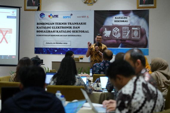Ilustrasi: Hilman Fazri selaku perwakilan dari LKPP menyampaikan materi dalam kegiatan Sosialisasi E Purchasing yang dilaksanakan Jumát (20/10/2023).
