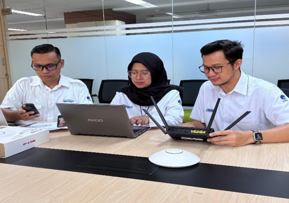 Ilustrasi: Tim Direktorat Standardisasi Perangkat Pos dan Informatika mengecek kesesuaian sertifikat dengan perangkat telekomunikasi yang beredar di pasaran.